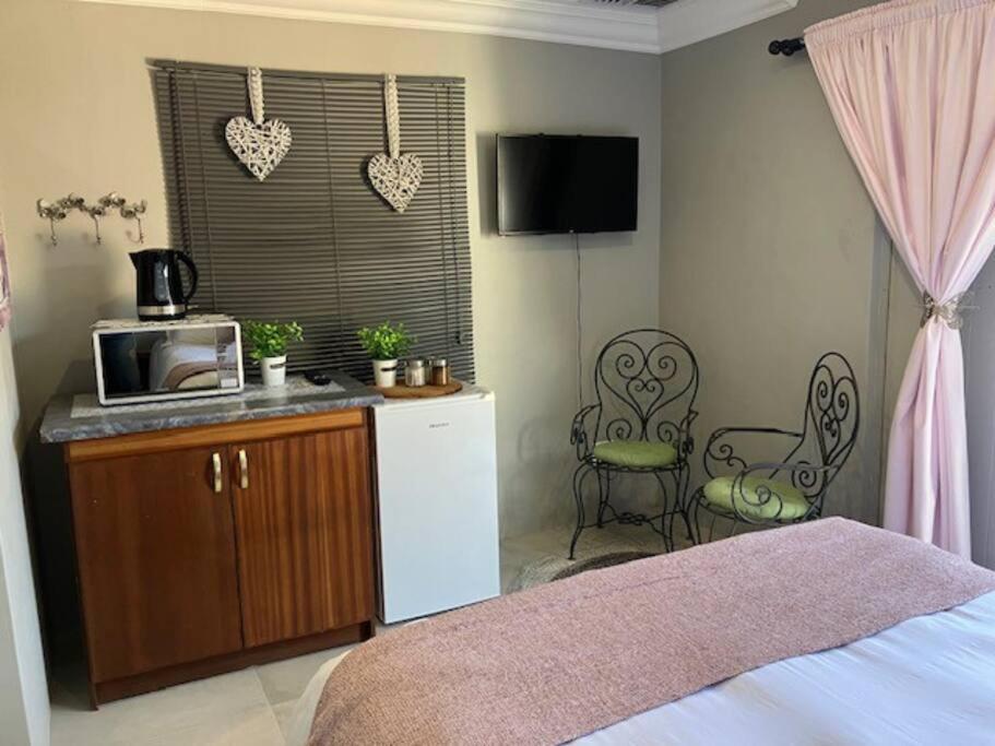 Stellies Accommodation - Room 2 Keetmanshoop Exteriör bild